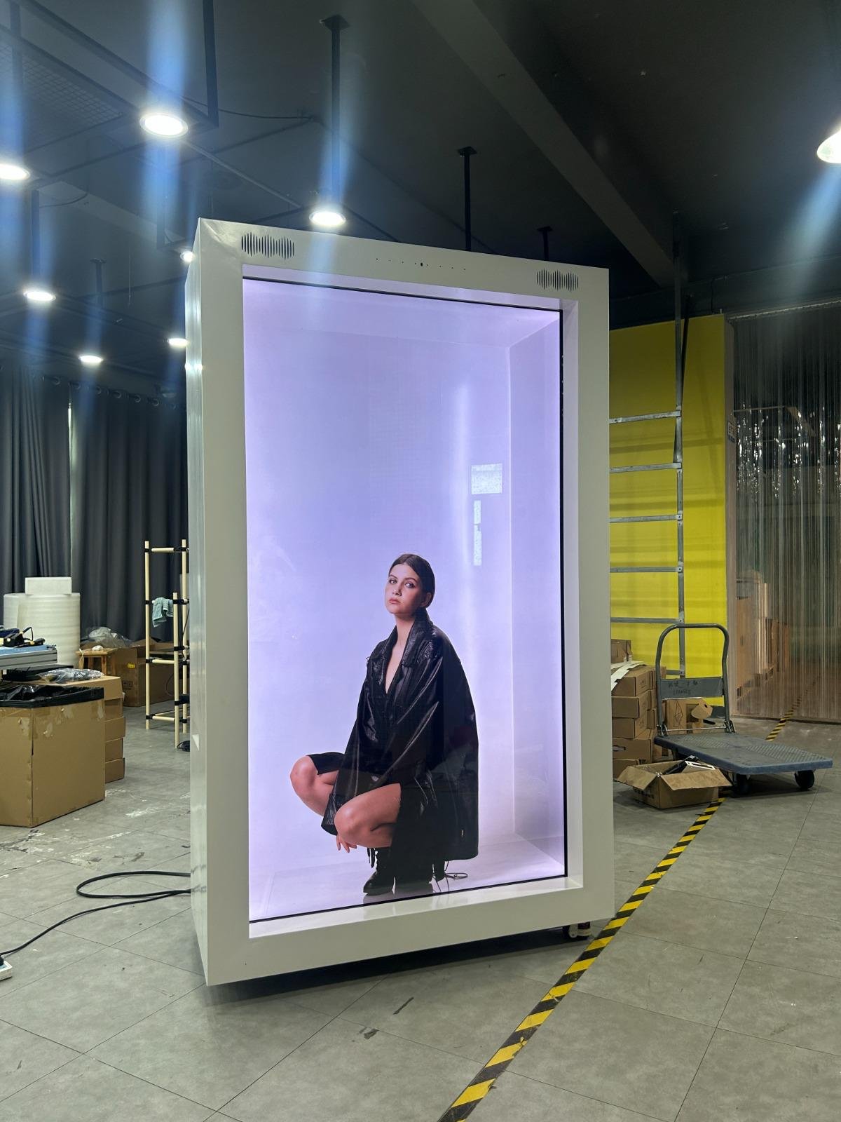 Vitrin Medya 86 inç şeffaf 3D holografik reklam ünitesi